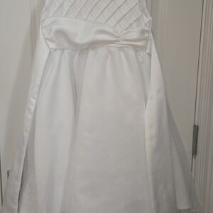 Elegant White Sleeveless Dress